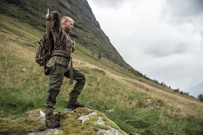 Vorn Jaktsekk lar deg trekke våpen uten å ta av sekken. Foto: Fotograf