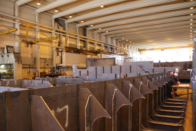 Verftet har lagt opp til en modulbasert produksjon der mye sveises sammen innendørs. Foto: Joachim Seehusen