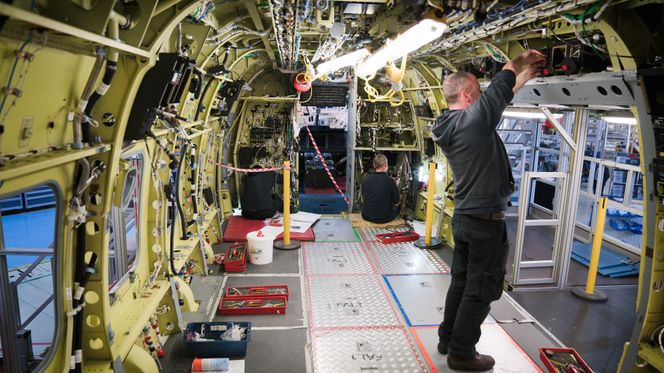 Inne i kabinen på 0268-helikopteret da det var under bygging i oktober 2016. Bilde:  Eirik Helland Urke