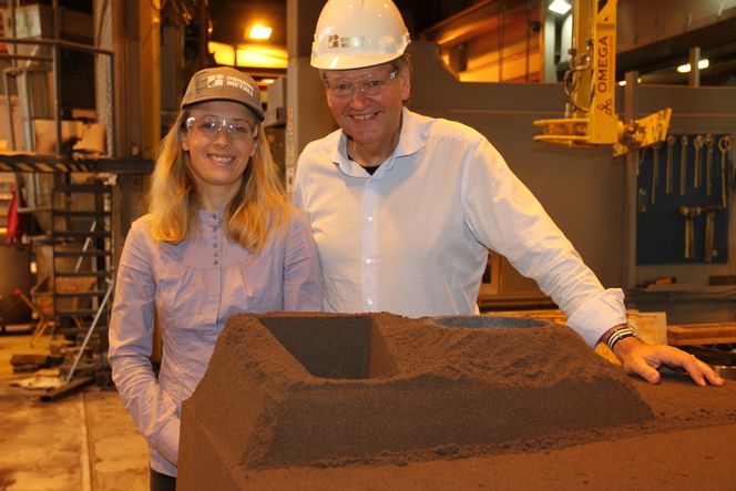 Sand og bindemiddel er utgangspunktet for støpeformene. Allerede i 2018 skal formene kunne lages uten fysisk modell. Mari Klokk Leite og Stein Berg Oshaug foran den halvferdige støpeformen. Foto: Joachim Seehusen