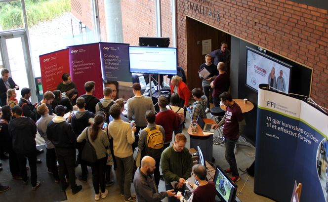 Også informatikkstudenter lar seg lokke til en runde med Kahoot. Foto: Harald Brombach