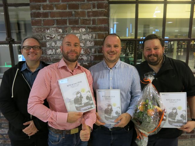 F.v. Veileder Jarle Disen, Finn Blydt-Svendsen, Jan Børge Sagmo og Adam Joshua Armstrong. De tre vant pris fra NITO i Hordaland onsdag. Foto: Privat