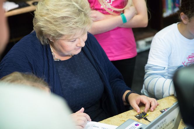 Statsminister Solberg fikk prøve Micro:bit denne uken. Én million britiske skolebarn har fått maskinen tidligere. Nå skal også et antall norske elever få prøve. Foto: Marius Jørgenrud