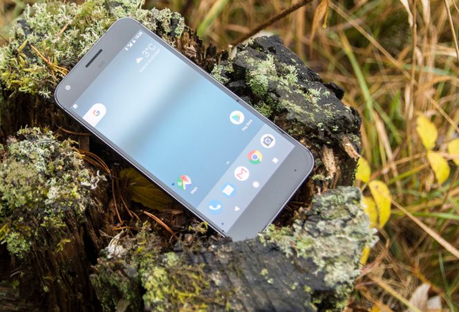 Tilgjengeligheten på Googles nye Pixel-mobiler er begrenset, samtidig som at mobilene har fått svært god omtale. Det kan føre til at mange benytter uoffisielle kanaler for å tak i enheten. Foto: Finn Jarle Kvalheim, Tek.no