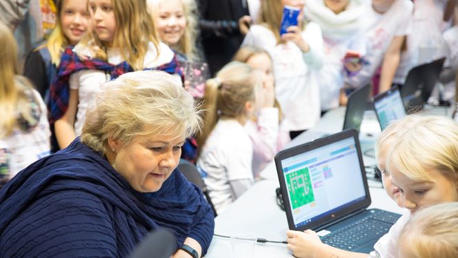 Statsministeren og 300 elever koste seg under Girl Tech Fest i forrige uke: – Det er viktig å lære om koding i skolen, proklamerte Erna Solberg (H) til digi.no da. Foto: Marius Jørgenrud