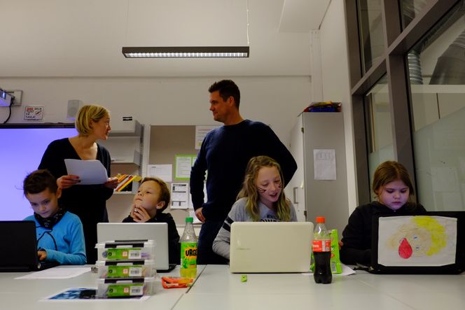I fjor var det med rundt 50 000 barn. I år er målet ekstra hårete: Kodetimen sikter på å få med seg 100 000 barn og i årets største kodeprosjekt. Foto: Lær Kidsa Koding