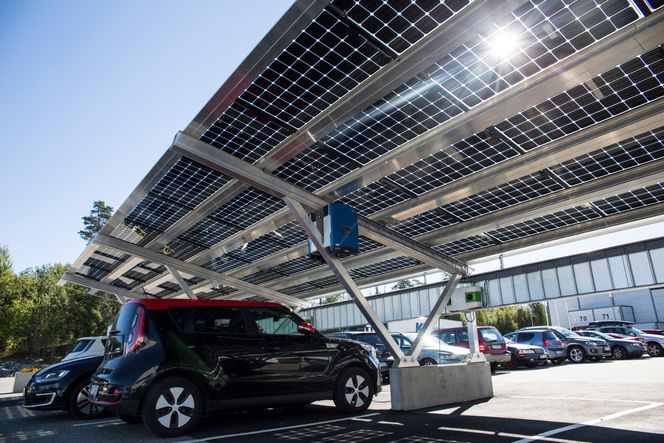 Kortkreist kraft: Elbilene utenfor Asko på Vestby har sin egen carport som produserer strøm til reisen. Kortkreist kraft: Elbilene utenfor Asko på Vestby har sin egen carport som produserer strøm til reisen. Per-Ivar Nikolaisen