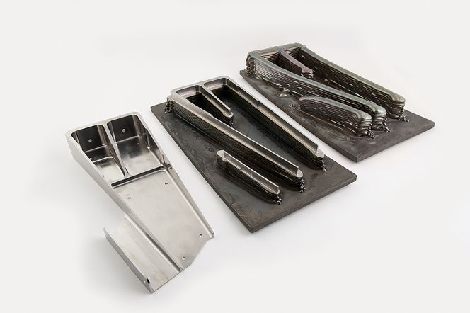 Ved bruk av additiv tilvirkning i produksjon av flydeler, mot tradisjonell støp, kan man eliminere opp til 70 tonn skrapmetall titan per kommersielle fly. Bildet viser behandlingen av gjenstanden fra 3D-printet titan til høyre og ferdig utfrest emne til vestre.  Foto: Foto