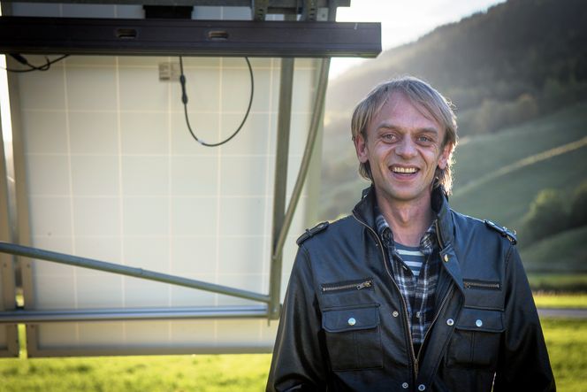 Energipark: Tore Neverås har bygd opp solcelle- og vindparken i hagen sin siden 2011. Foto: Havard Zeiner