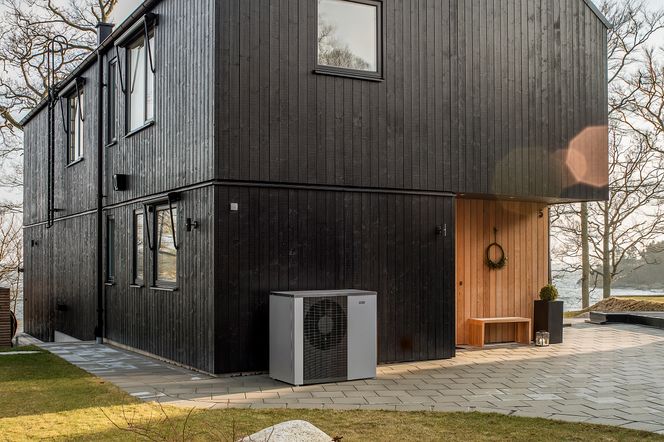 Varme fra luften: Ny teknologi har gjort luft til vann varmepumper til et svært godt alternativ for nyere boliger. De krever bare assistanse fra panelovner når det er veldig kaldt ute. Foto: Ben G.T. Nyberg www.benfoto.se