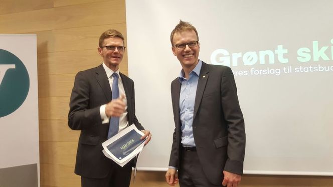 Administrerende direktør Erik Lahnstein i Norges Skogeierforbund (t.h.) var svært fornøyd med at Venstres nestleder Terje Breivik foreslo en kraftig økning i omsetningskravet for biodiesel i partiets alternative statsbudsjett. Foto: Privat