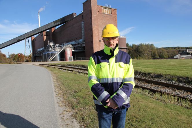  Kokeriet: Chief Security Officer, Viggo Waagen ved Borregaard foran «Kokeriet» hvor store tanker med svoveldioksyd står utenfor bygningen. FFI-forskerne brukte utslipp herfra i sine beregningsmodeller. Foto