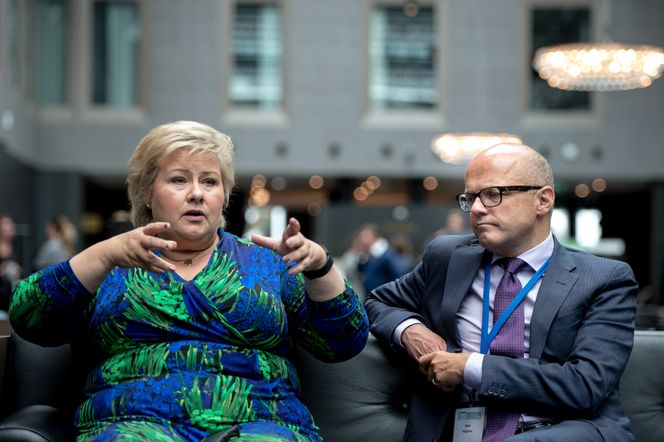 Havkonferansen i Stavanger: Næringsliv og forskere samles på Clarion Hotel Air på Sola for å gi innspill til regjeringen om hvordan Norge best kan utnytte det store potensialet som ligger i havet. Statsminister Erna Solberg sammen med Klima-og miljøminister Vidar Helgesen. Foto: Johansen, Carina/NTB Scanpix