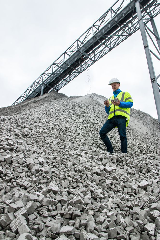 Store, nesten helt ferdige biter av Glasopor kan brytes opp med en lett berøring, men så er det stopp. Resultatet er knallharde blokker med høy friksjon og rasvinkel.