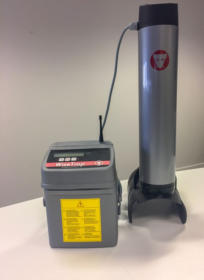 I kloakken: Rottefella senkes ned slik at bare en portal dekker røråpningen. Når en uønsket gnager går gjennom der er det det siste den gjør i livet. Ut av røret over portalen kommer en bunt av bolter som effektivt avliver rotta. Den andre enheten står like under komlokket og sørger for kommunikasjon og strøm. Foto: Anticimex