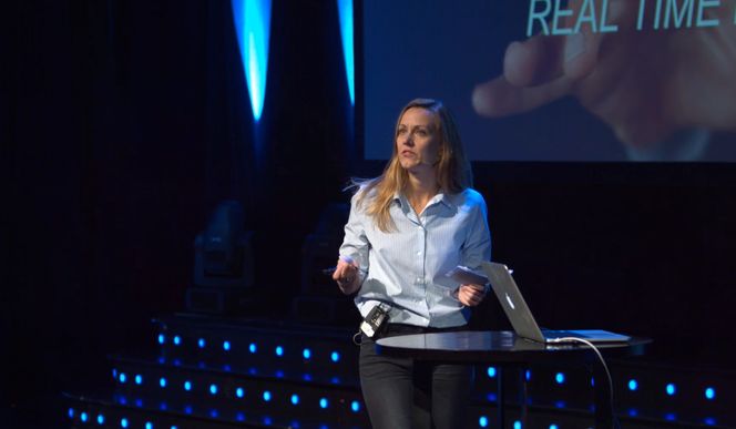 Catharina Nes fra Datatilsynet blant annet om forbrukernes manglende muligheter til å velge hvilke betingelser de vil godta når de tar i bruk en tjeneste. I at er det stort sett alt eller ingenting. Foto: Videostrømmen til Forbrukerrådet