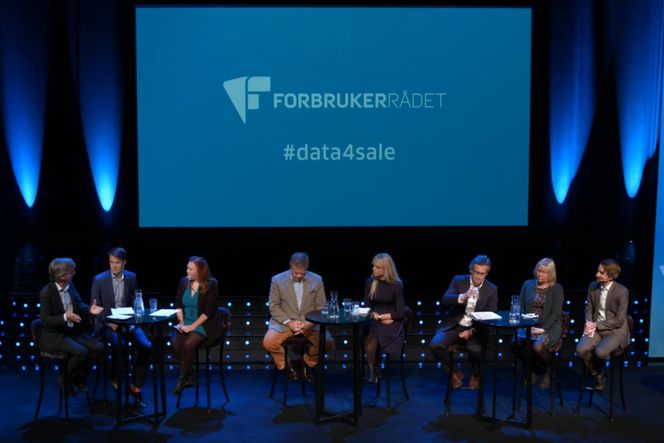 Debattpanelet under Forbrukerrådets Data4Safe-seminar i 2016. Fra venstre Paul Chaffey, Torstein Tvedt Solberg, ordstyrer Jennifer Baker fra Ars Technica, Jon Wessel Aas. Ingvild Næss, Bjørn Erik Thon, Bente Øverli og Finn Myrstad. Foto: Videostrømmen til Forbrukerrådet