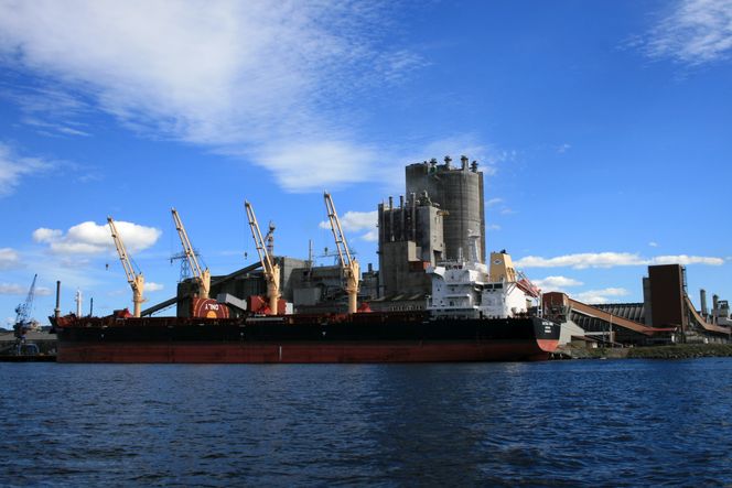 Skip står allerede for over 90 prosent av verdens varetransport, men ikke langs norskekysten og til og fra Nord-Europa. For Yara i Porsgrunn er det naturlig å bruke skip for så å si all transport til og fra. Foto: Tore Stensvold