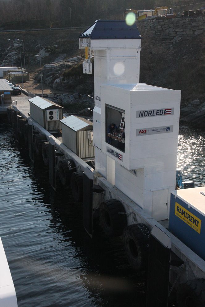 To ladesystemer er tilgjengelig for Ampere - plugg og pantograf. Batteripakke på kaia "dumper" over strøm når Amperer kommer inn og har 9-10 minutter til lading.. Foto: Tore Stensvold