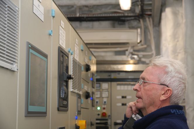 Teknisk inspektør Geir Haaland i Norled i tavlerommet på Ampere. Foto: Tore Stensvold