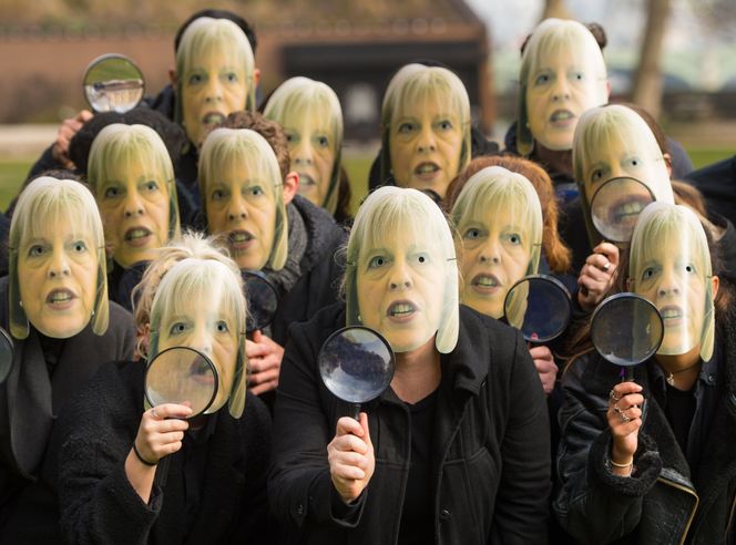 Medlemmer av kampanjegruppen NoteMyVote bærer masker av nåværende statsminister Theresa May under en protest mot det britiske lovforslaget om masseovervåkning som i går ble vedtatt. Foto: Dominic Lipinski/Pa Photos