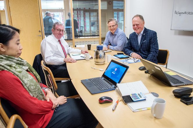 USA neste?: Gaute Juliussen (bakerst) er klar for å presentere sitt grafén-prosjekt for George Smith (til venstre) og Knut Fangberget i American Defense International. Helt til venstre sitter Juliussens sekretær, Chau-Ping Chan. Foto: Havard Zeiner