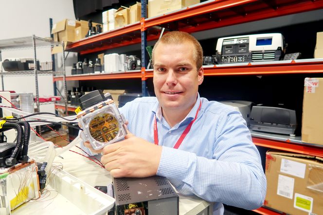 Laserlyskilde: Produkt- og utviklingsdirektør Kristian Kolstad viser frem den avanserte laserbaserte lyskilden ingeniørene i Fredrikstad har utviklet. Foto: Odd Richard Valmot