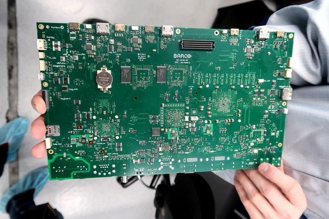 Produsert automatisk: Barco konstruerer og bygger hovedkort i Fredrikstad. Det største kortet har 18 lag med ledere og et utall komponenter fra ørsmå til «svære». De største komponentene kan ha hele 1300 loddepunkter alene. Foto: Odd Richard Valmot