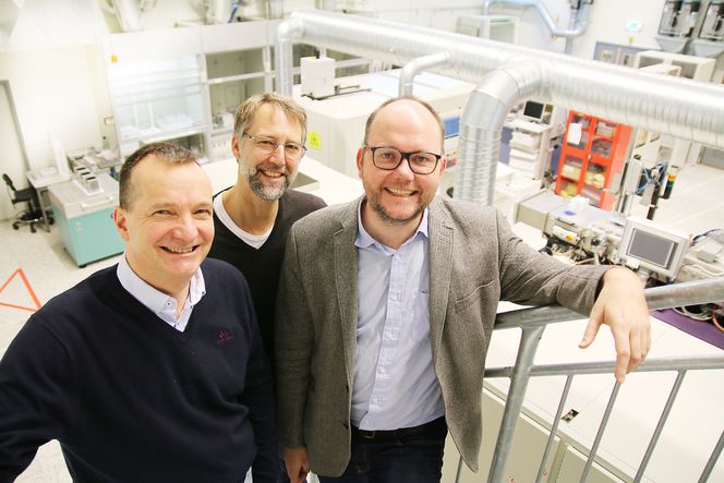 Tar over: - Solcellene vil ta over verden, men før det må vi få energisystemer som tåler en mye større solkraftproduksjon enn de vi har i dag, sier professor Erik Stensrud Marstein (t.h.). Her står han sammen med forskningsdirektør Arve Holt (t.v.) og forskningsleder Øystein Ulleberg ved Institutt for energiteknikk. IFE står i spissen for Norsk forskningssenter for solcelleteknologi. Foto: IFE