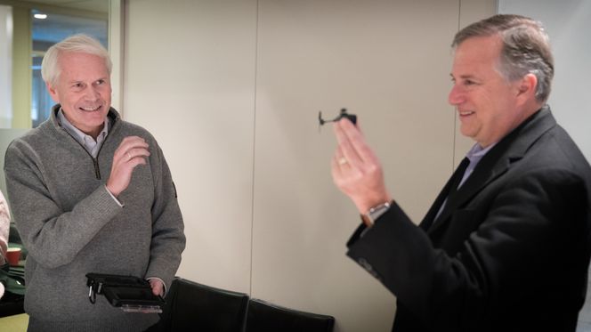 Daværende FLIR Systems-sjef Andy Teich (t.h) fikk en Black Hornet 2T av Prox Dynamics-gründer Petter Muren under overtakelsessigneringen i november i fjor. Foto:  Eirik Helland Urke