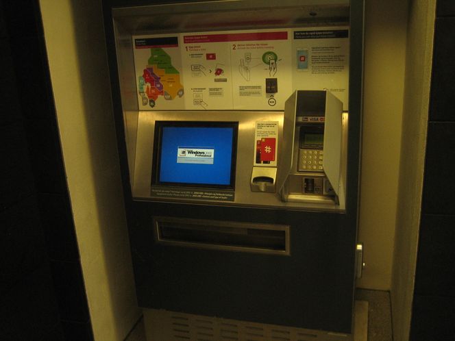 Petter Reinholdtsen måtte finne frem digitalkameraet sitt da han kom over en Ruter-automat som kjører Windows 2000 Professional. Foto: Petter Reinholdtsen CC BY 3.0