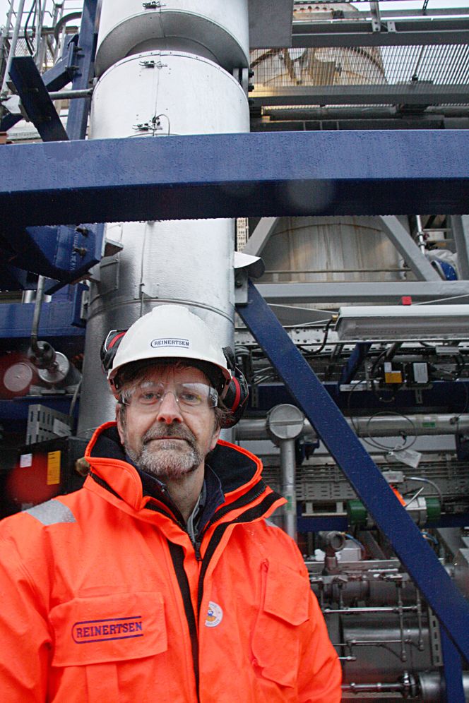 Prosjektleder for Reinertsen, Frode Roness, med membrantårnet bak. Foto: Tore Stensvold