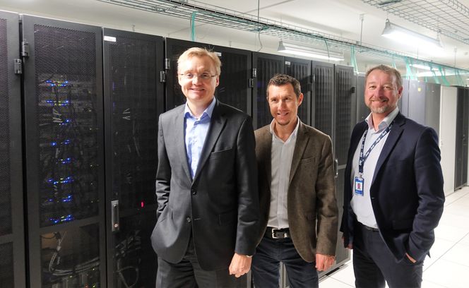 Digipost har flyttet til Skyen - på Gjøvik. Konserndirektør Kolbjørn Haarr i Evry og direktør Thomas Mathisen i Digipost inspiserte serverhallene i den gamle OL-hallen sammen med evrydirektør Baard Muhlbradt. Foto: Evry