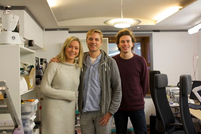 Ikke lenger isolerte: Trioen Karen Dolva, Marius Aabel og Matias Doyle grunnla selskapet No Isolation 1. oktober i fjor. Per i dag er 70 roboter i bruk rundt om i landet og flere kommuner og skoler har vist sin interesse. Foto: Linn Kristin Nordseth