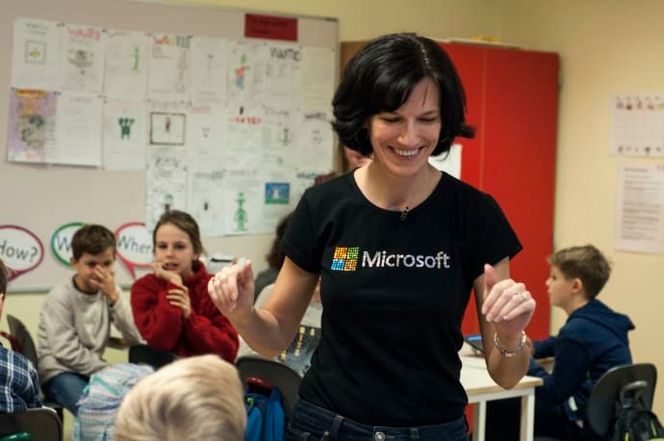 Administrerende direktør i Microsoft Norge Kimberly Lein-Mathisen var med på åpningen av Kodetimen på Jar skole i Bærum. Foto: Pressefoto