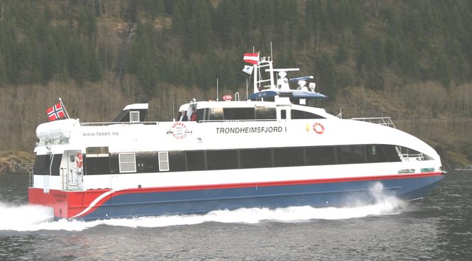 Hurtigbåten Trondheimsfjord I og søsterskipet Trondheimsfjord II er bygget ved Brødrene Aa i Hyen i 2008. Båtene går i 32,5 knop og har plass til 130 passasjerer. Foto: Fosen Trafikklag