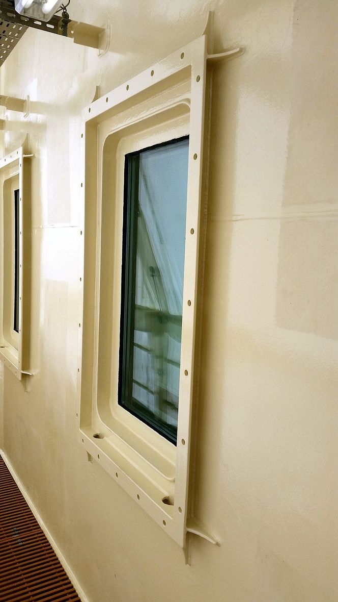 Forsterket: Også vinduene for sjøoffiserene på øverste dekk er forsterket etter ulykken. Flaggstaten Singapore krever at det skal være mulig å se ut. Foto: COSL.