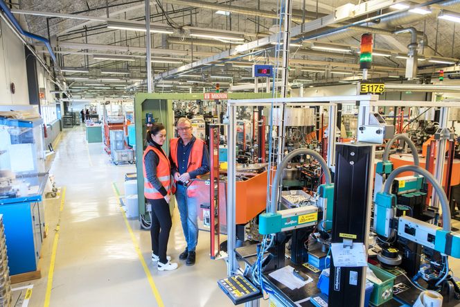 Helautomatisert: Adm. direktør i Elko, Vibeke Lund Skeide, og produksjonssjef ved fabrikken i Åmot, Svein Leversby, viser oss rundt på den svært automatiserte fabrikken hvor langt over halvparten av norske stikkontakter, bryter og annet elektromateriell produseres.