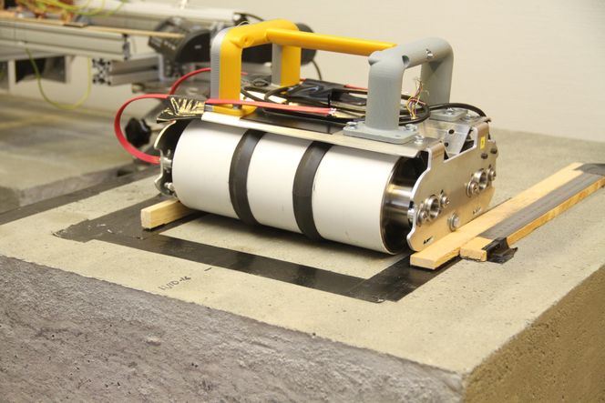 Prototyp med kun 2 transducere for hver rull, sees som de sorte gummiringene. Den ferdige skal ha åtte, samt en elektronikkenhet som blir plassert på oversiden. På innsiden av rullen er det et lag væske for ikke å stanse sigalene - ultralyd og luft er ingen god kombinasjon. Foto: Joachim Seehusen