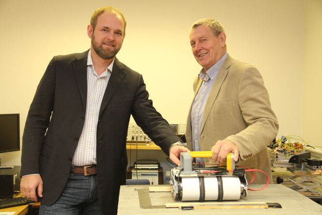 Fra venstre administrerende direktør Sergey Lapshin og gründer, oppfinner og styreleder Terje Melandsø. Foto: Joachim Seehusen