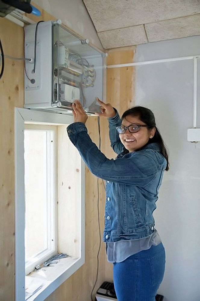 Dr. Perera inne i en av høgskolens testbygninger. Denne komponenten innhenter nødvendige data til løsning hennes, (Foto: HSN). Foto: Høgskolen i Sørøst-Norge