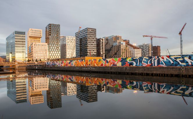 Bygningene i Barcode langs Dronning Eufemias gate i Bjørvika, speiler seg i utløpet av Akerselva bak Operaen. I løpet av mai 2019 kan Microsoft glede sine ansatte med den samme utsikten. Foto: Scanpix