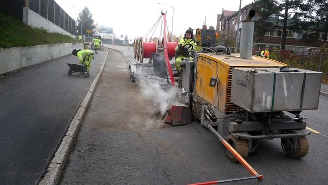 Med en fart på en meter i minuttet freste Broadnet opp 2,5 km vei i Oslo i november 2012, og la med det ned seks rør som kunne brukes til fiber. Når toget var passert, var veien satt i stand. Foto: Broadnet