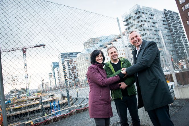 Fra venstre direktør Kimberly Lein-Mathisen i Microsoft Norge, Bjørn Olstad og Rolf Thorsen, direktør i OSU. Foto: Pressefoto
