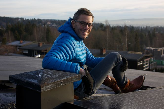 Solcelletak: På taket sitt i Holmenkollen har Andreas Thorsheim 35 paneler med monokrystallinske Trina Solar-paneler, og tre invertere fra SolarEdge. Anlegget ble montert opp i mai i år, og var et av mange anlegg Otovo monterte opp i Oslo før sommeren i fjor. Anlegget produserer omlag 8500 kWh per år. Foto: Lien,Kyrre