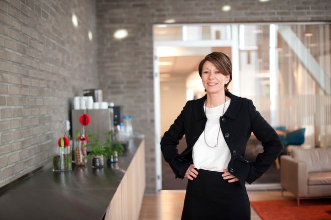 Liv Fiksdahl er i gang med å ansatte et stort antall IT-folk. Hun mener DNB alltid har vært flinke på å satse på teknologene. Foto: DNB