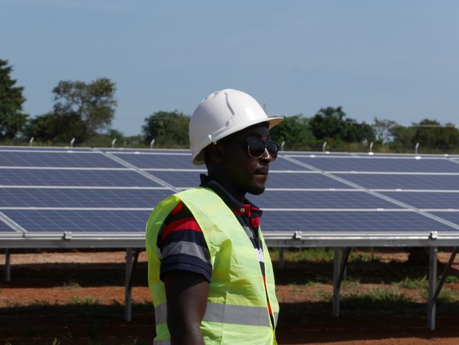Ambrose Kamukama jobber ved den nyåpnede solparken i Soroti i Uganda, som er Øst-Afrikas største. Foto: Stanislas Merlet, Multiconsult