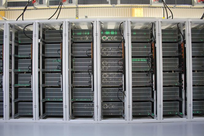 Man kan utvinne bitcoins ved hjelp av datakraft. Men: Dess flere som deltar i denne jakten, dess lavere er sannsynligheten for at noen får noe. Bildet er fra et utvinningssenter på Island. Foto: Scanpix