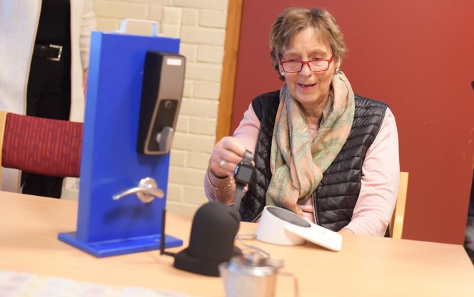 Bruker Kari Fagerborg Backen (77) har vært svært fornøyd med trygghetsalarmen hun har hatt frem til i dag. Nå tror hun at de nye tekniske løsningene til kommunen vil gjøre at hun føler seg overvåket. Foto: Martin Fjellanger