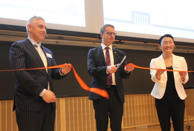 Energiminister Terje Søviknes klipper snoren og åpner forskningssenteret HydroCen i Trondheim. Han får hjelp av senterets styreleder Ivar Arne Børset og daglige leder Hege Brende. Foto: Øyvind Lie